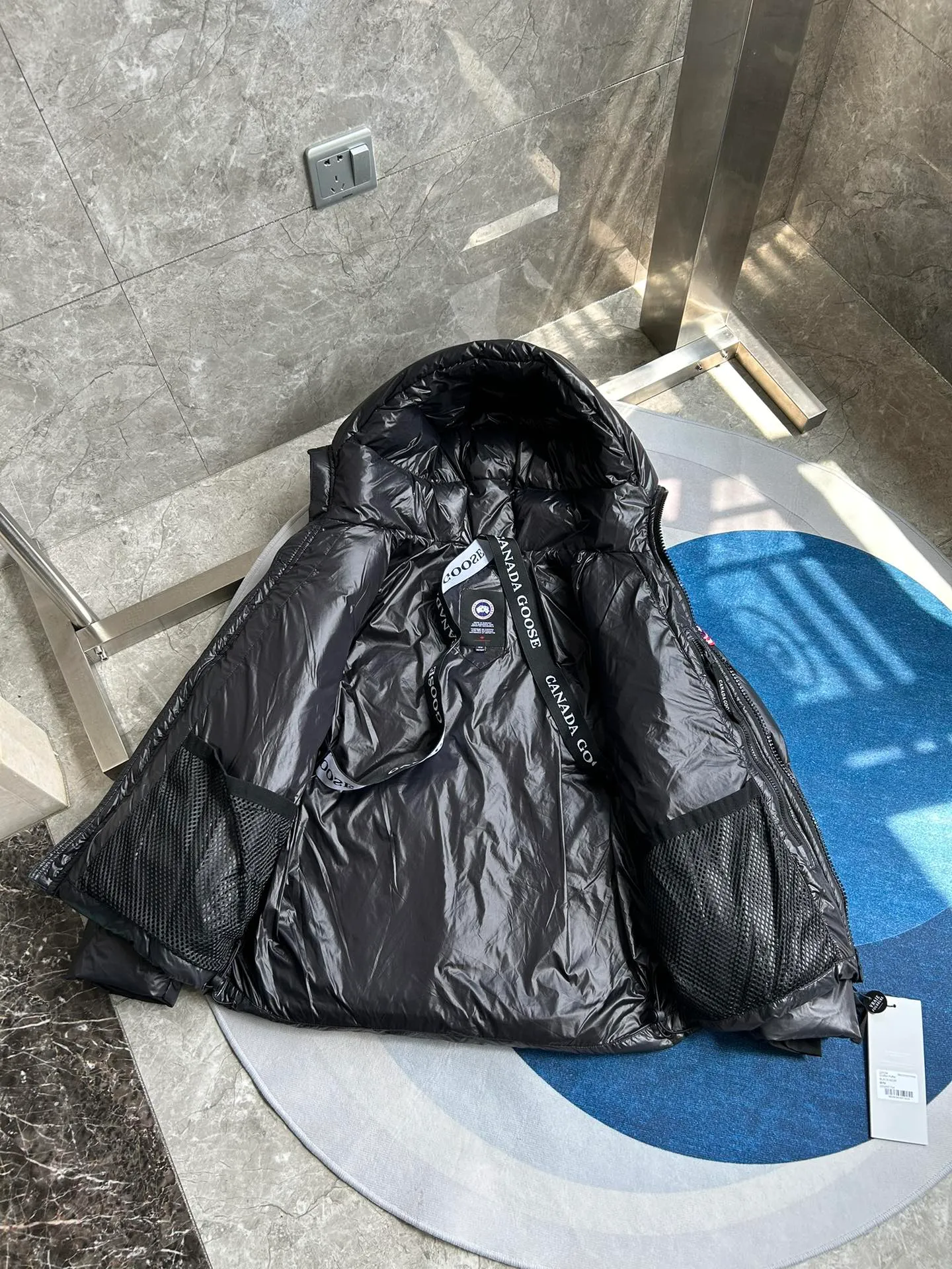 P820 ​​Black Red Label Style No.: Y111 𝘾𝘼𝙉𝘼𝘿𝘼 𝙂𝙊𝙊𝙎𝙀/Canada Goose 2023 Limited New Crofton Puff Down Jacket Pure Guangzhou Inspection 80 White Duck Down Filling‼  Top version, ceiling level‼ Crofton soft bread, the latest style in 2023, has a cold protection effect of up to level 4. It is made of recycled Feather-Light tear-resistant fabric. It is ultra-light and has no weight on the upper body at all! The unique black label highlights your temperament‼  Canada Goose, a Canadian brand, has always been recognized as the warmest down jacket. Various Instagram celebrities, Internet celebrities, and celebrities often wear it for street photos. I do Canada Goose every year, but I still can’t get rid of my love for geese. No matter how cold the winter is, there is no need to be afraid, because there are geese! Filled with 80% white duck down, Canada Goose is the legendary warmest down jacket and is known as a must-have for Arctic outdoor sports! The most popular down jacket in the world, celebrities are rushing to buy it, it is a must-have! Same style for men and women Size: S~XXL